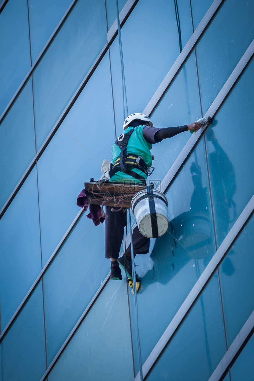 高楼的清洁窗户服务工人群体在高楼大楼内打扫窗户服务商业玻璃镜子建筑垫圈反射职业网格场景安装图片