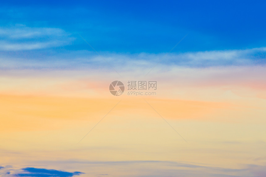 蓝色天空中云层的抽象背景图片