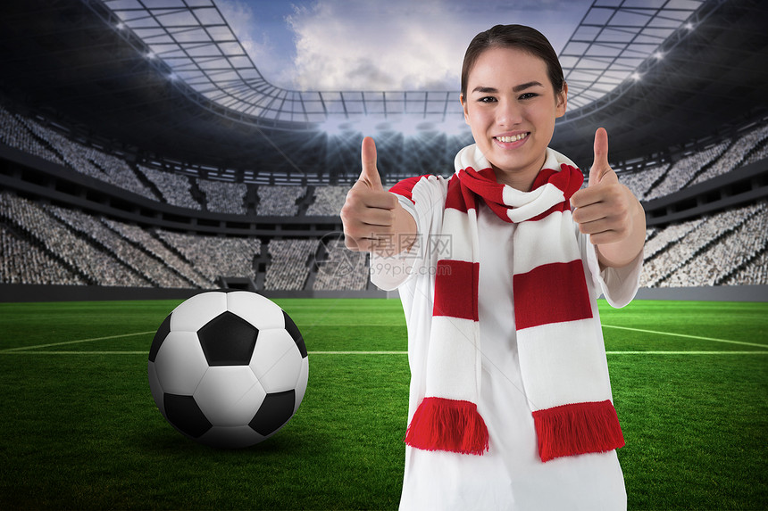 穿白色围巾的足球球迷露出大拇指微笑团队手势活力皮革扇子球衣观众运动条纹图片