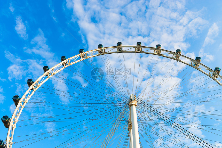 蓝色天空的摩天轮轮金属建筑学旋转木马圆形乐趣摩天轮运动吸引力公园车轮图片