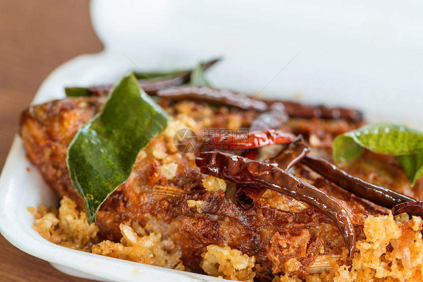 红辣椒炒鱼烹饪食物油炸美食柠檬叶子辣椒海鲜街道盘子图片