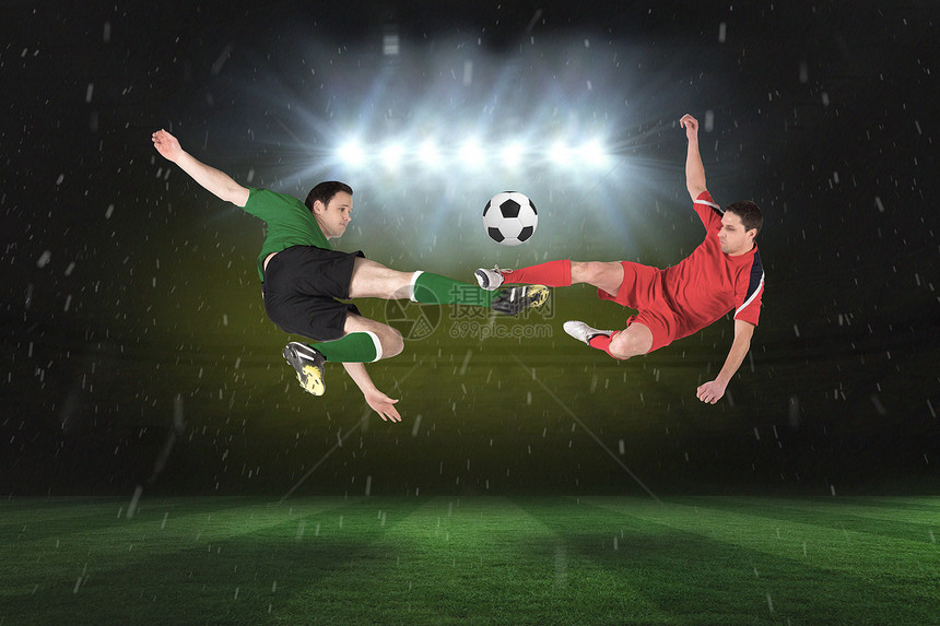 足球运动员为球而争斗跳跃天空对抗播放器绘图沥青闲暇下雪天气人群图片