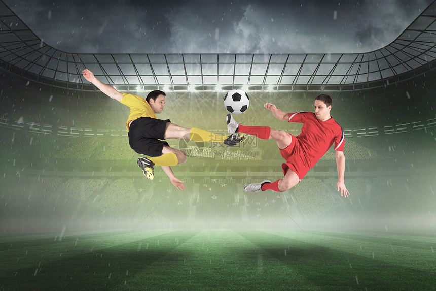 足球运动员为球而争斗齿轮聚光灯播放器绘图男性抢断世界竞赛跳跃活动图片