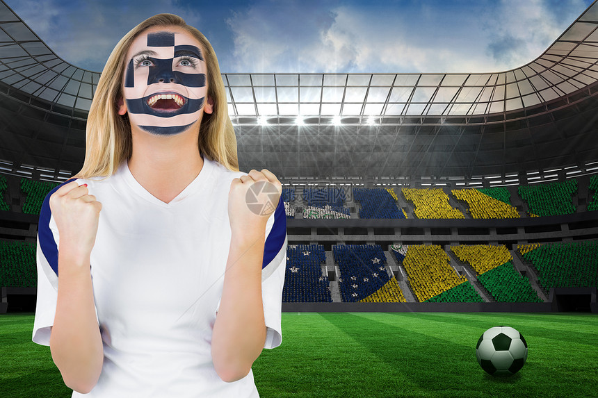 兴奋的迷彩风扇 在脸上涂油欢呼女性足球世界绘图杯子欣快感人群活动旗帜支持者图片
