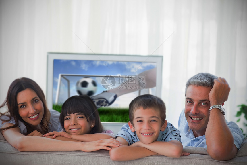 家庭在摄影机前微笑 电视上展示世界杯长椅男生快乐享受家庭生活播放器足球世界沙发母亲图片