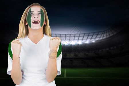 兴奋的尼黑粉丝当面喷彩啦啦队活力运动扇子世界球衣聚光灯欢呼优胜者头发女性背景图片