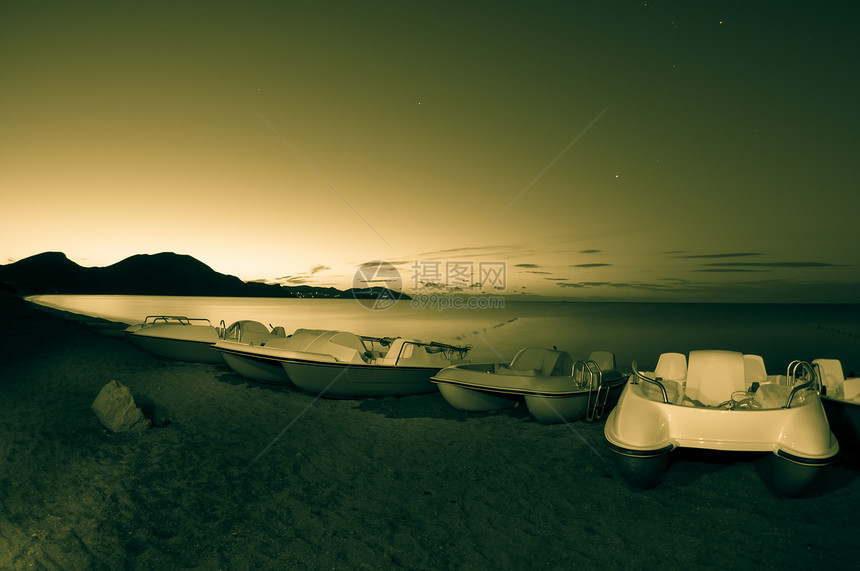 夜间在海滩上游艇图片