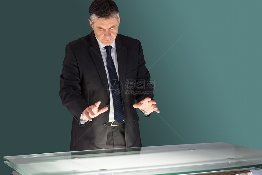 集中商务人士在办公桌旁看商业专注公司衬衫套装手势商务职业双手男性图片