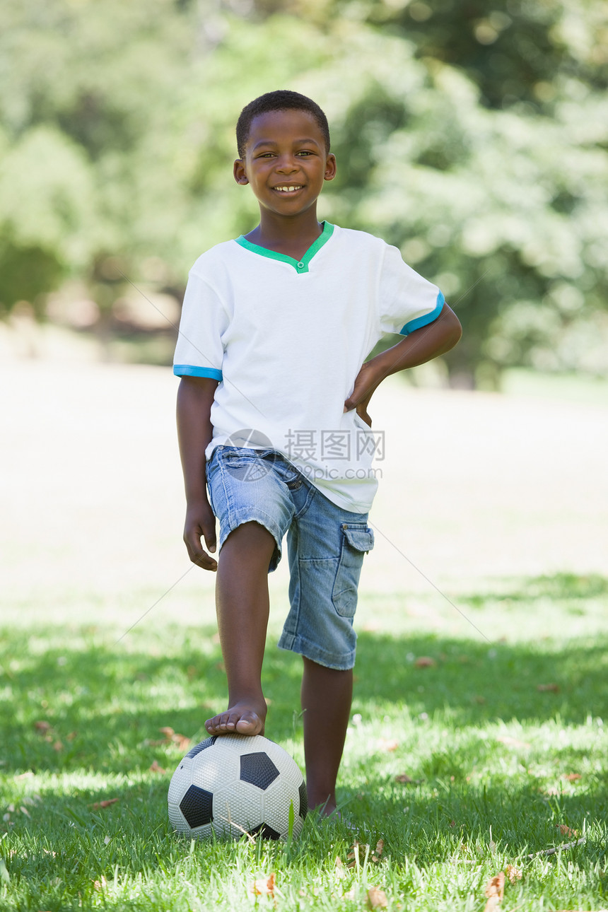 小男孩站在公园足球队的球场上图片