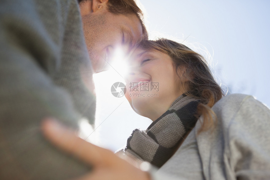 可爱的情侣在公园拥抱浅色女性感情围巾男性男朋友男人绿地农村微笑图片