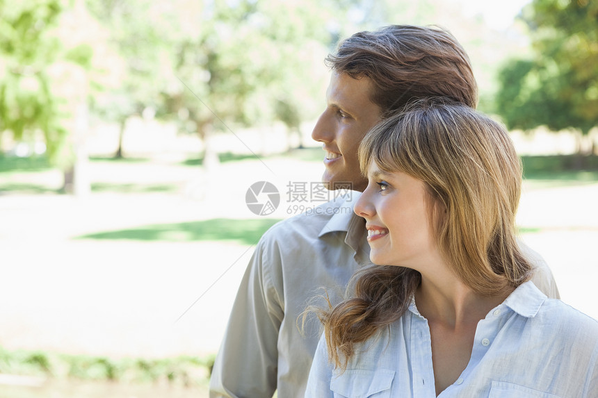 无忧无虑的情侣 站在公园里笑着微笑女士阳光浅色男人男朋友女朋友快乐金发感情男性图片