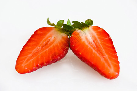 草莓在白色背景上减半背景图片