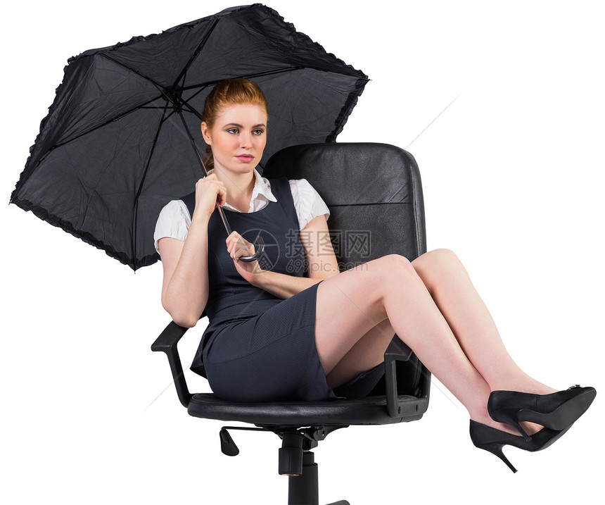 坐在摇摆椅上持伞的女商务人士人士女士商业旋转椅职业红发商务庇护所女性公司图片