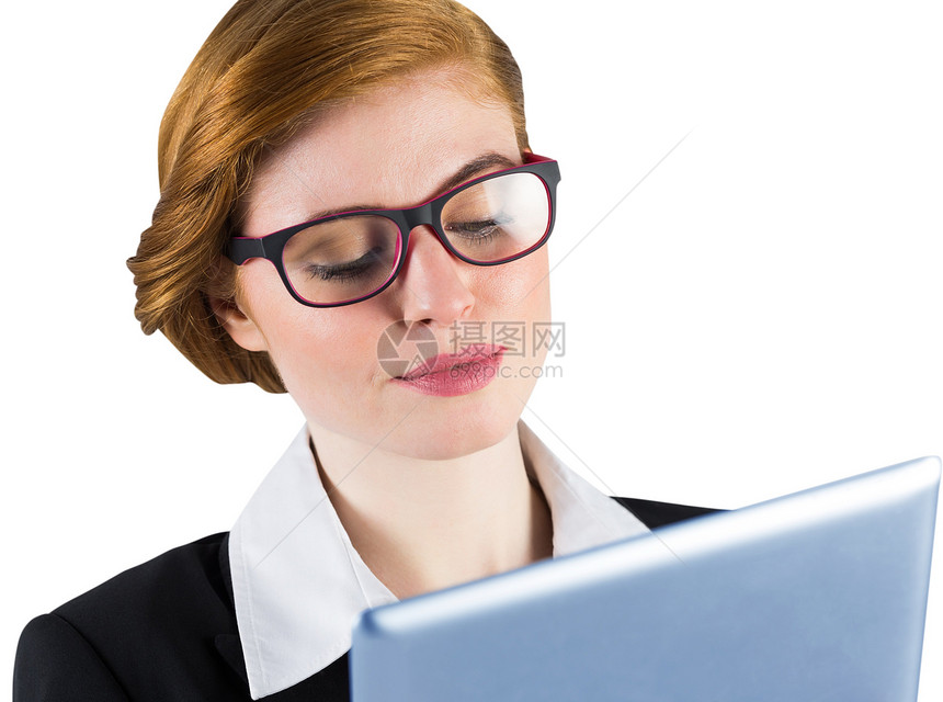 红头女商务人士使用平板电脑红发女性公司眼镜触摸屏商业人士职业女士商务图片