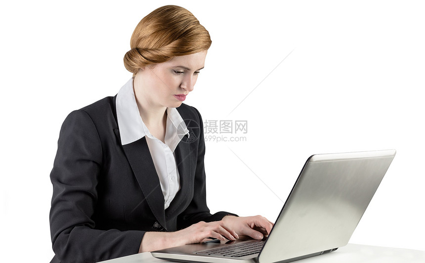 使用笔记本电脑的红头女商务人士商务桌子技术女性专注女士职业红发商业人士图片