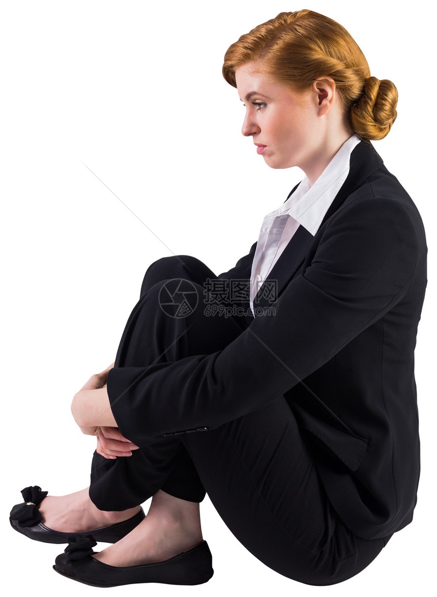 坐在这坐着不开心的红发女商务人士图片