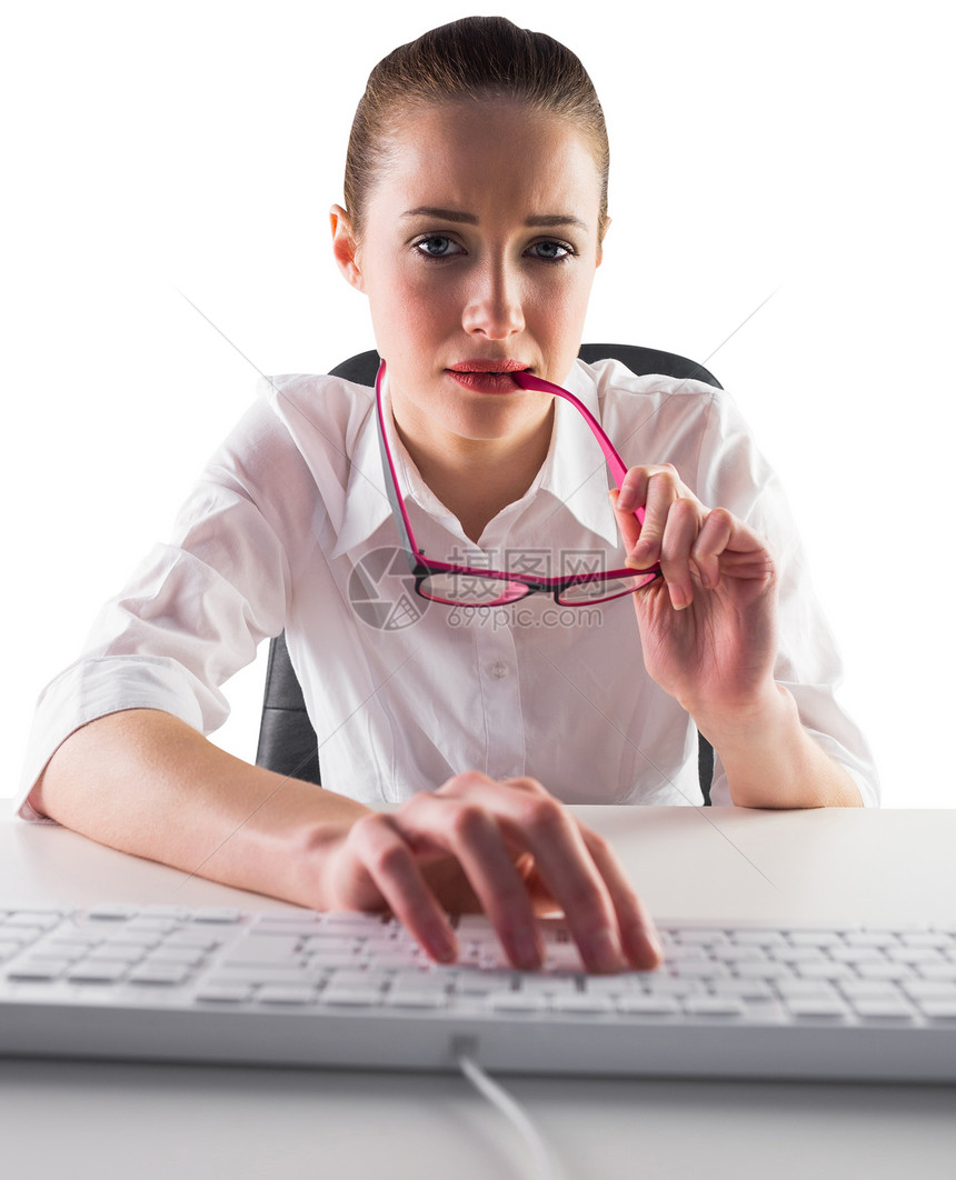 在键盘上打字的女商务人士人士女性职业商务专注眼镜公司商业女士图片