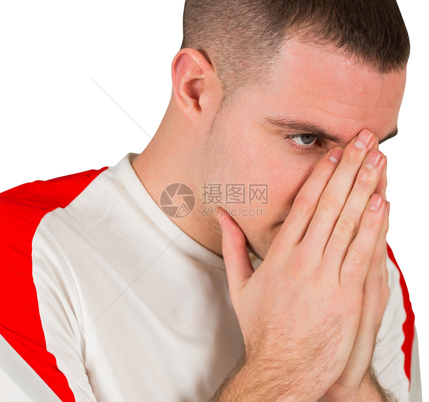 失望的足球运动员向下看齿轮男人播放器活动运动服运动红色男性白色图片