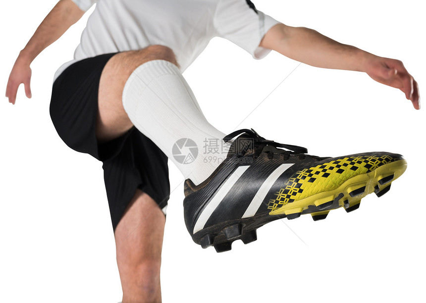 踢白脚足球运动员男性黑色运动活动足球靴白色男人播放器运动服齿轮图片