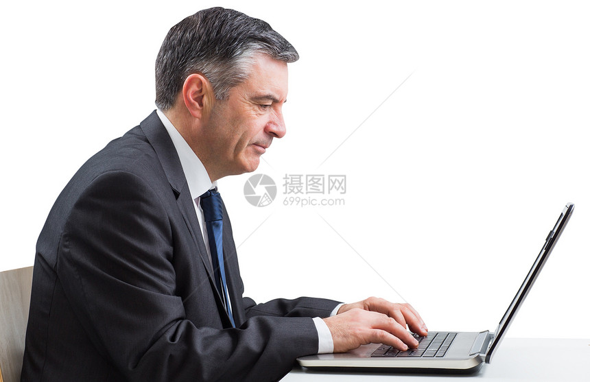 使用笔记本电脑的成熟商务人士商务桌子技术专注男性套装公司头发商业职业图片