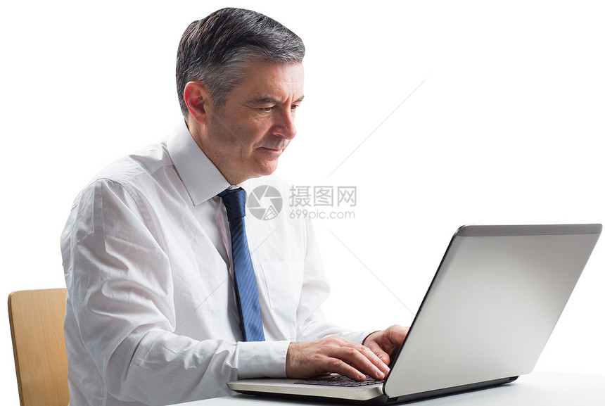 使用笔记本电脑的成熟商务人士公司桌子技术套装商务头发男性专注人士职业图片