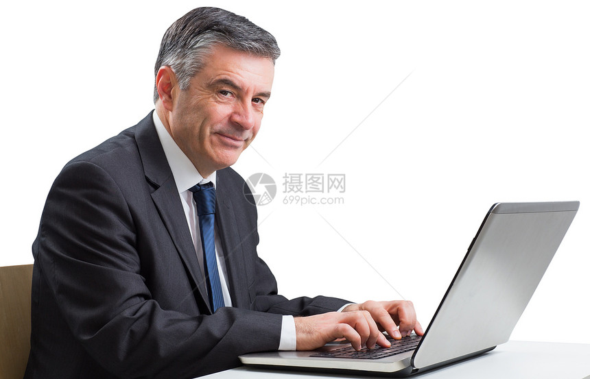 使用笔记本电脑的成熟商务人士公司职业桌子商业男性人士套装商务头发专注图片
