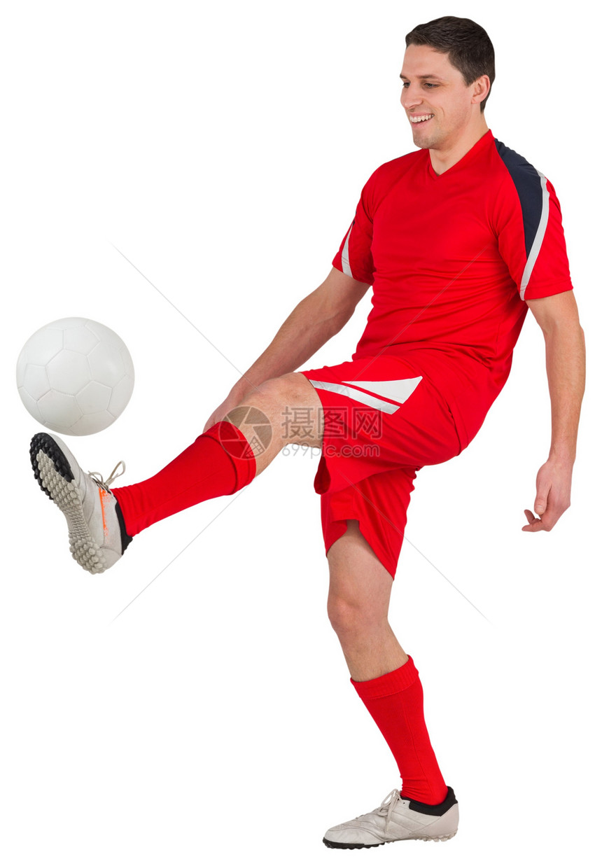 年轻足球运动员踢球运动服齿轮运动微笑快乐播放器红色男性男人活动图片