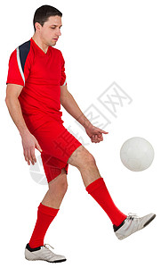 年轻足球运动员踢球齿轮男性男人红色活动播放器运动服运动背景图片