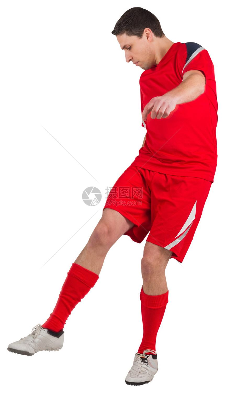 年轻足球运动员踢球运动红色播放器运动服活动男性男人齿轮图片