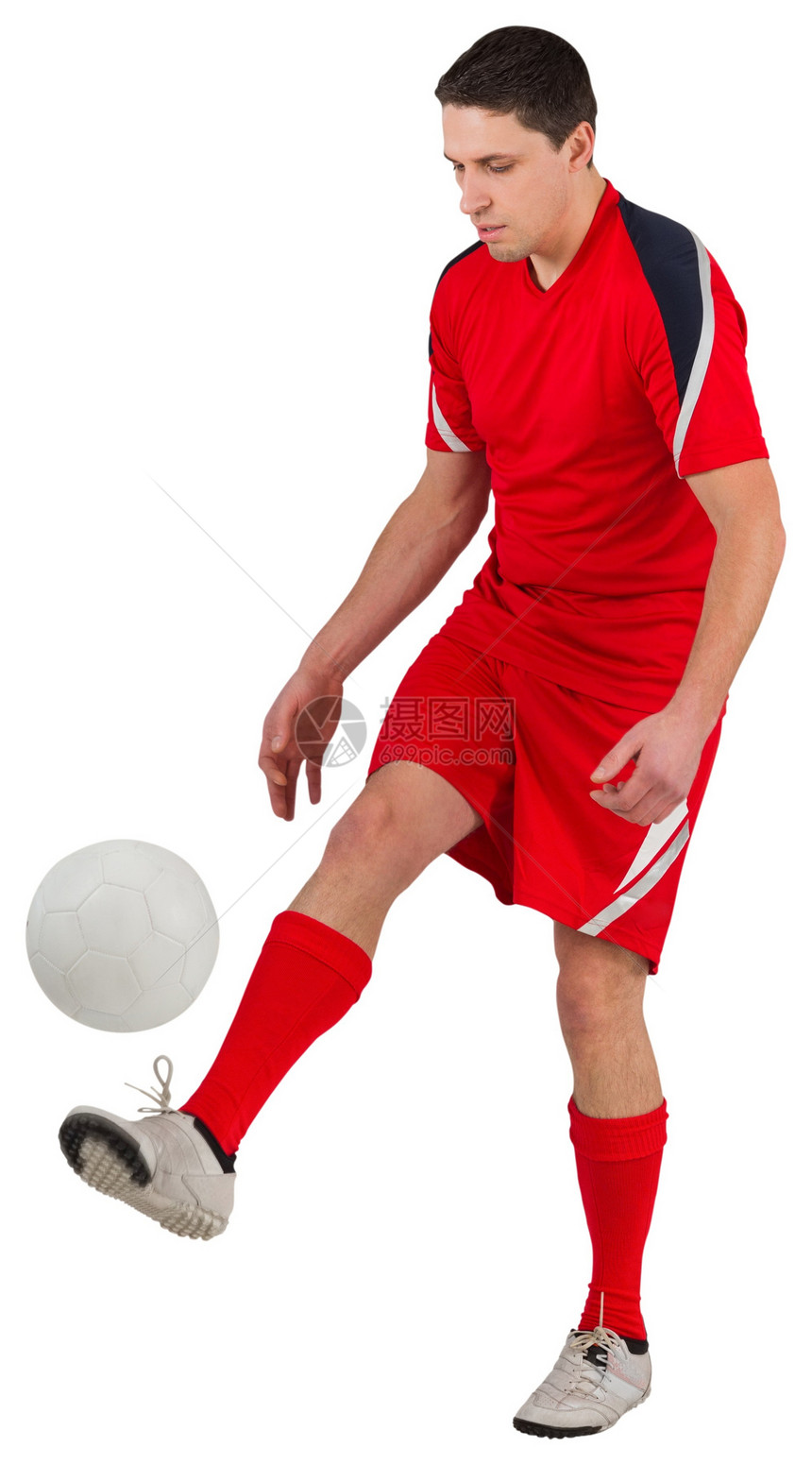 年轻足球运动员踢球男人齿轮男性运动服红色播放器活动运动图片