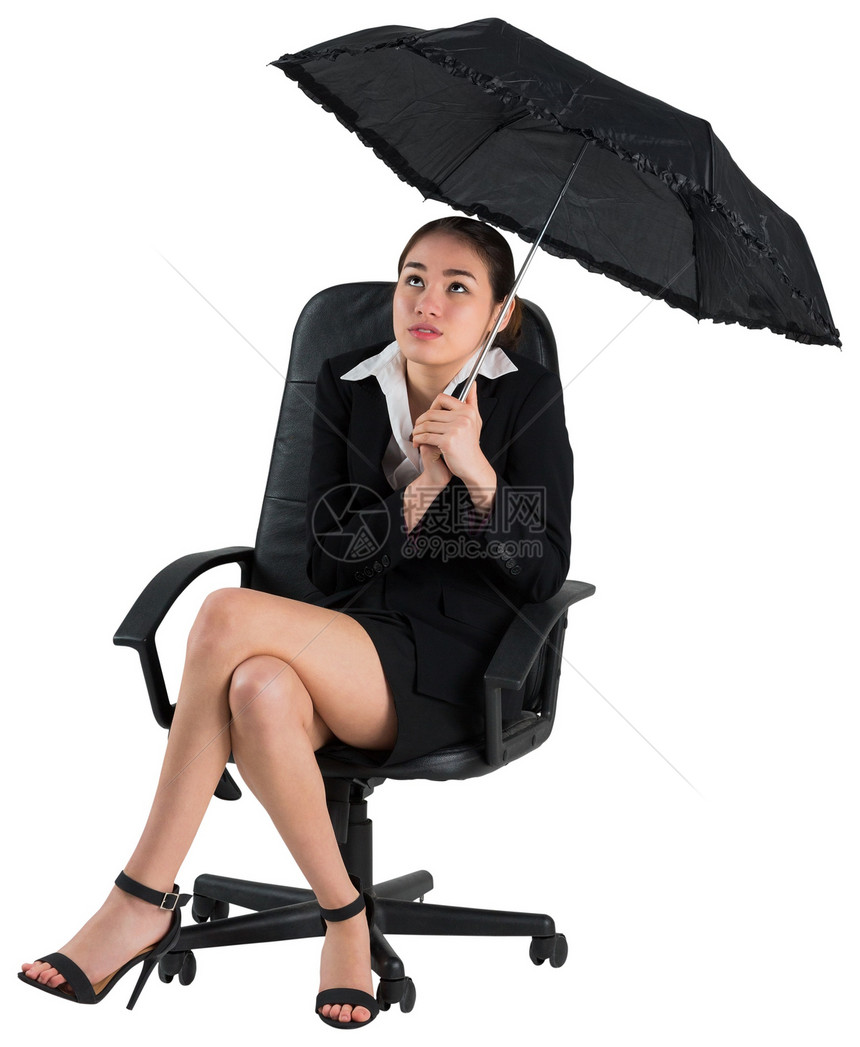 拥有伞子的女青年商务人士女性商业庇护所旋转椅商务混血职业人士公司图片