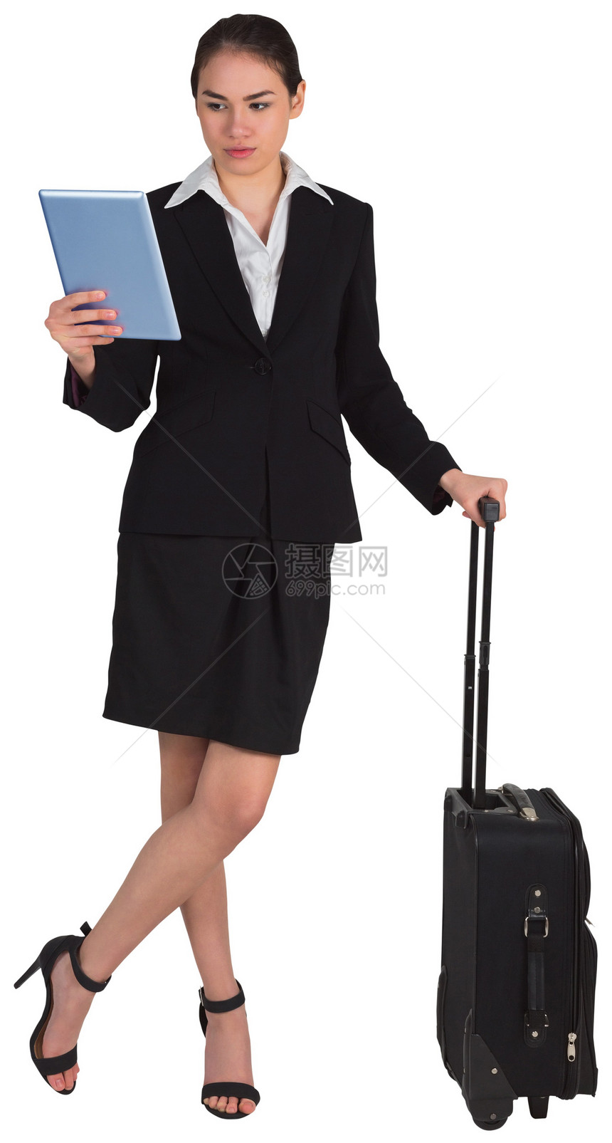 女商务人士靠着手提箱拿着平板电脑公司触摸屏商业游客女性混血药片商务行李旅行图片