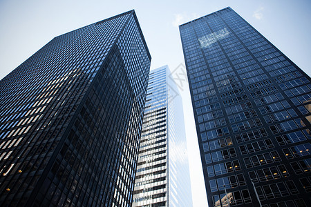 摩天大楼低角度视图晴天商业蓝天城市建筑阳光背景图片
