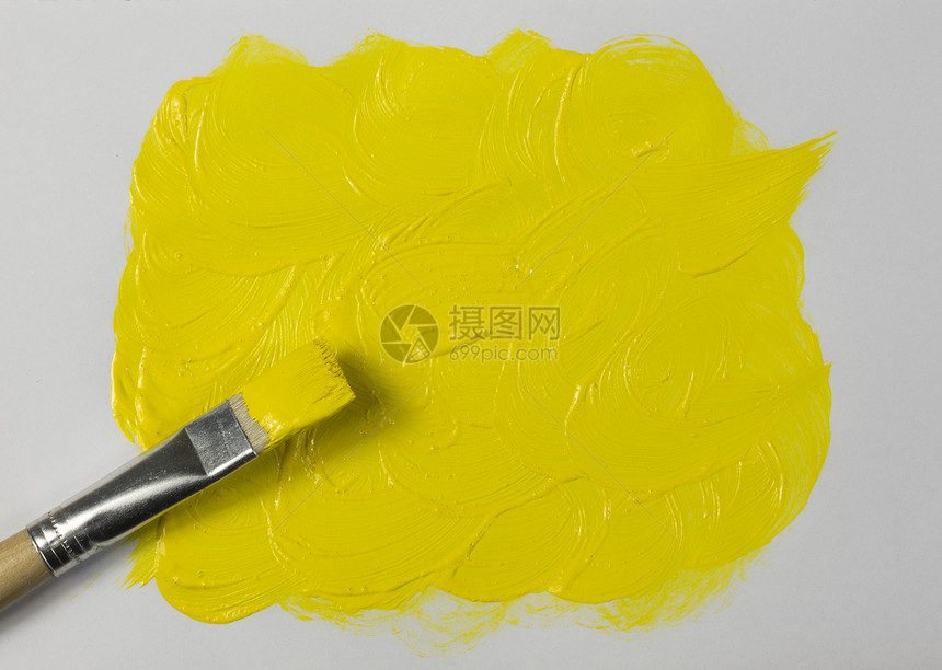 涂有油漆刷的黄漆艺术创造力画笔图片