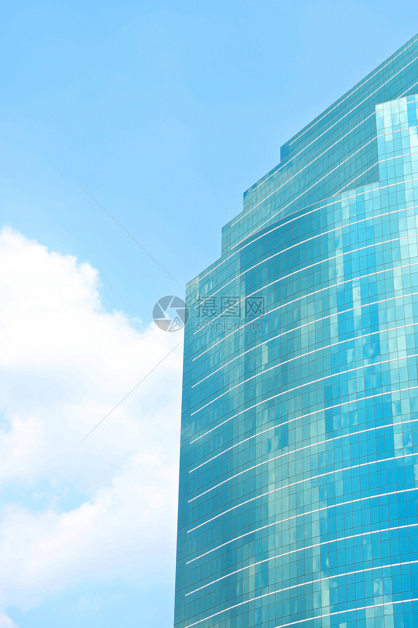 蓝色玻璃反射天空的云层图片