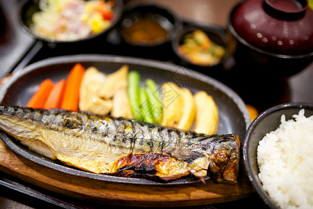 日式早餐鱼干食物盘子鲭鱼海鲜蔬菜菠菜原住民主食干货高清图片