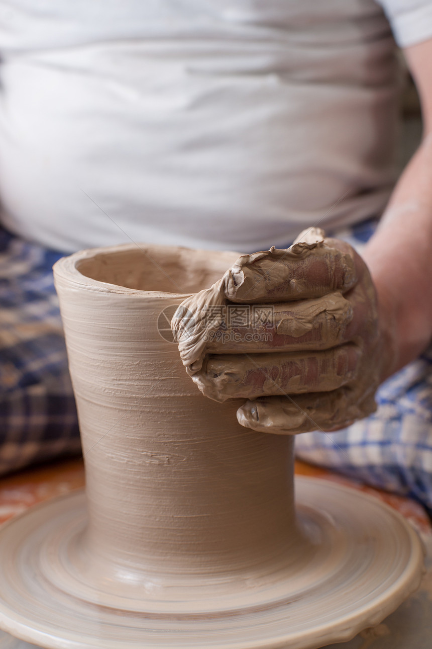 陶匠的手花瓶压力女士车轮工作专注制品拇指工匠艺术图片
