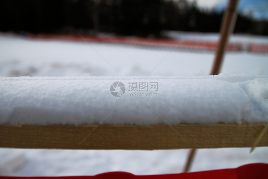 白雪木的雪寒冷气候木头天气栏杆季节图片