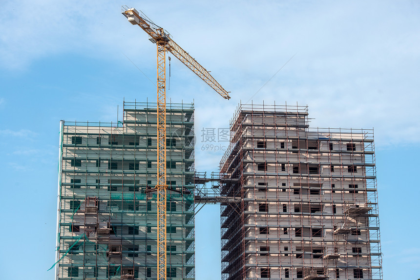 正在建造的建筑平板砌体精神白色安全脚手架钢筋危险石柱图片