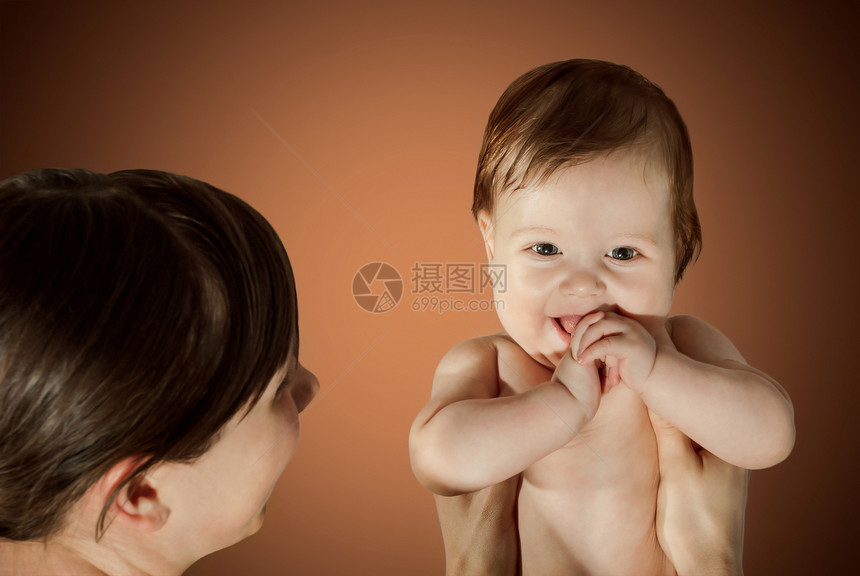 可爱的母亲和婴儿的肖像 在背景图片