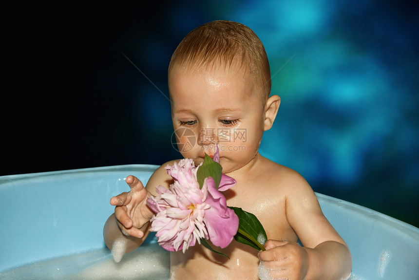 小男孩在洗澡 手拿着花房间童年身体孩子乐趣蓝色浴缸卫生盆地男生图片