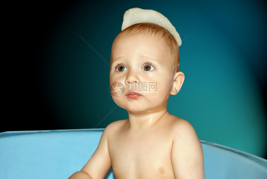 宝宝在浴缸里亲热地洗澡皮肤儿子浴室眼睛泡沫快乐乐趣婴儿头发男生图片