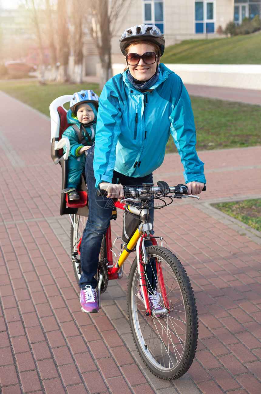 年轻女人和小儿子骑自行车图片