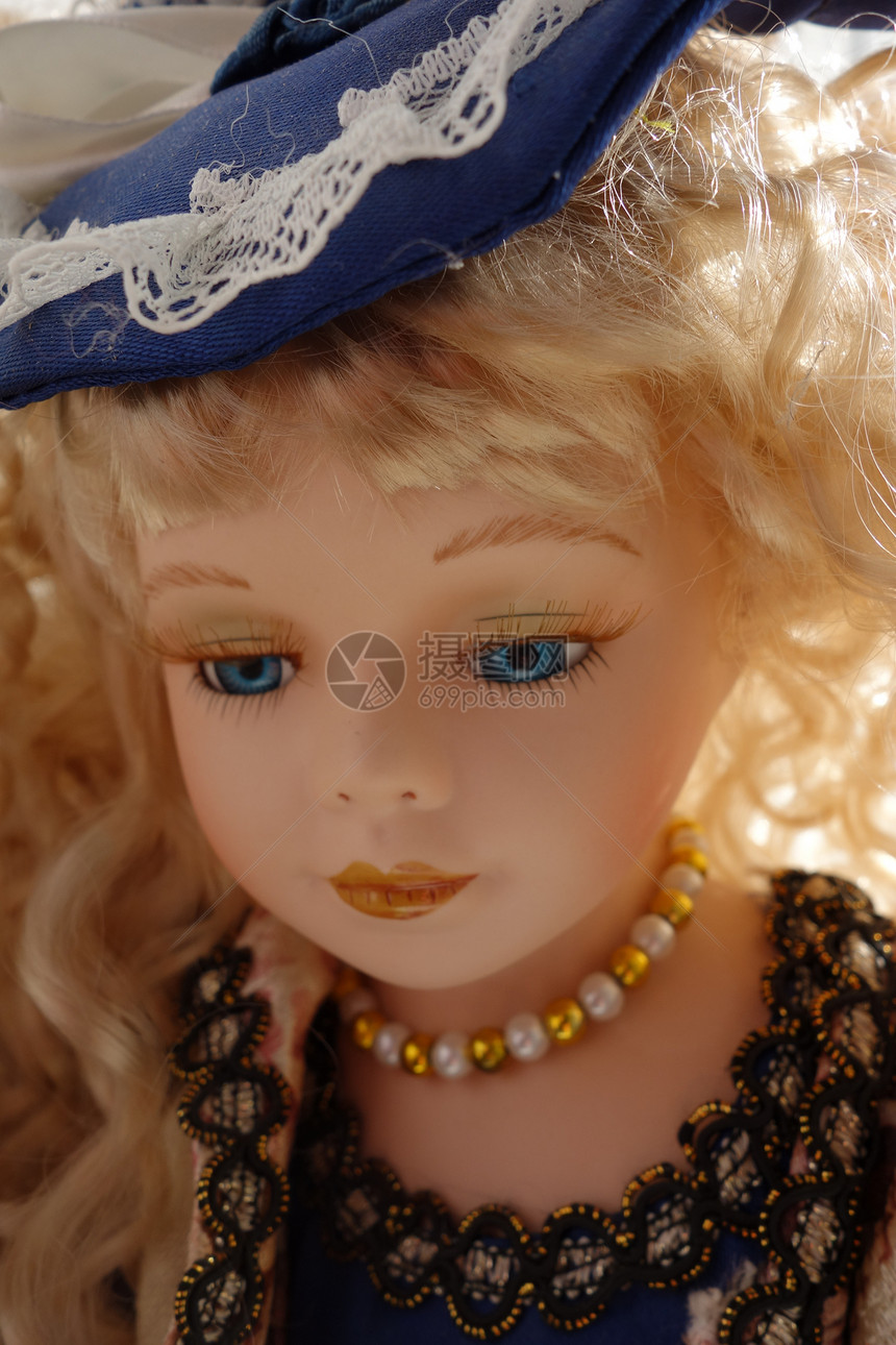瓷娃娃金发卷曲项链乡愁魅力玻璃睫毛头发眼睛娃娃图片