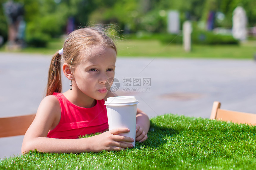 在温暖的夏日 在户外咖啡厅 可爱的小可爱女孩饮料闲暇咖啡女儿玻璃幸福晴天餐厅孩子女性图片