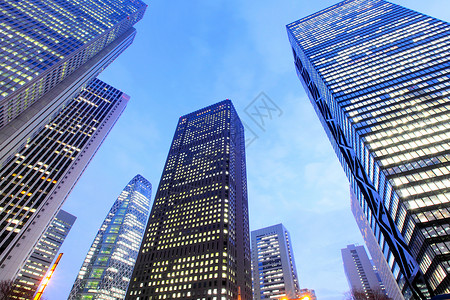 现代建筑低角度视图路灯首都城市生活公司房地产办公楼市中心城市蓝天窗户背景图片