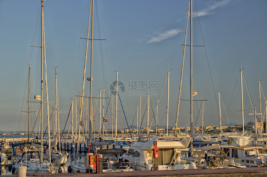 港口海峡的帆船和发动机艇旗帜小屋游客对接旅游港城市避难所引擎窝藏避风港图片