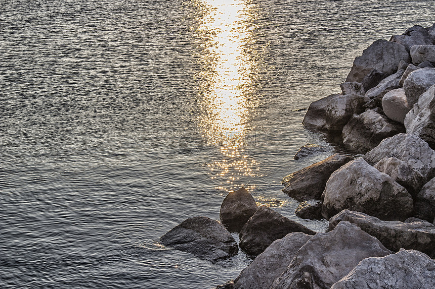 亚得里亚海的岩石海岸游客天空阳光太阳图片