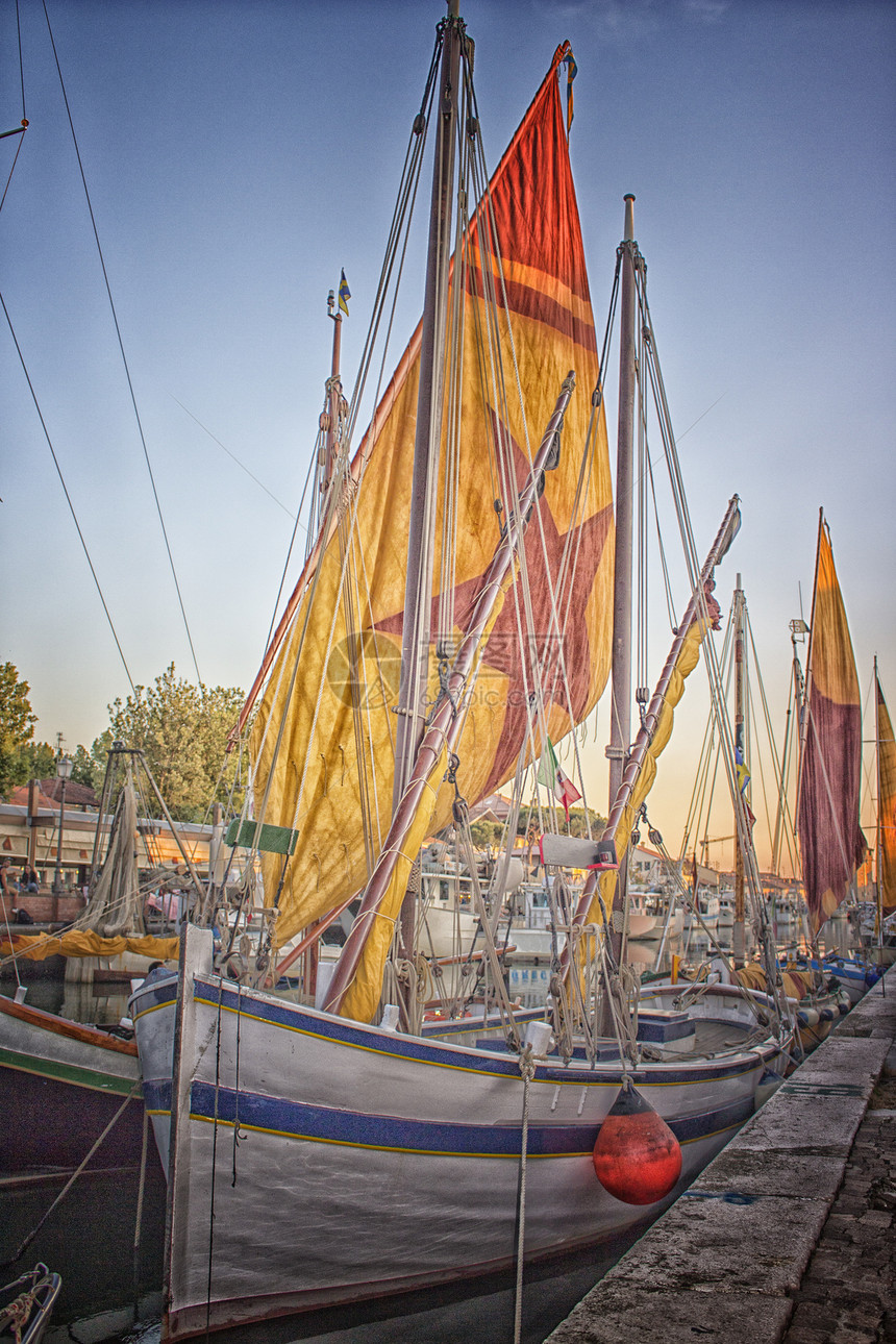 港口海峡的帆船和发动机艇旗帜避风港引擎泊位码头窝藏城市旅游港小艇港口图片