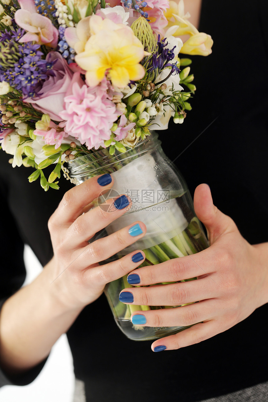 有花束的女孩幸福指甲手指瓶子玻璃衣服女士女性紫色花朵图片